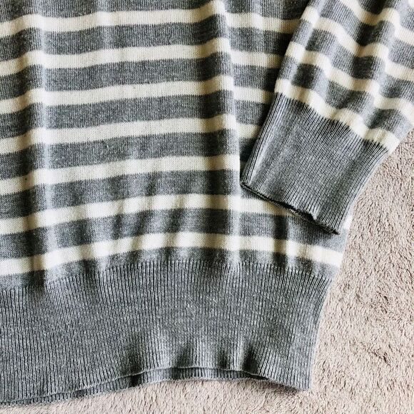 Arturo Calle Grey and White Striped V-neck Sweater - Picture 2 of 8